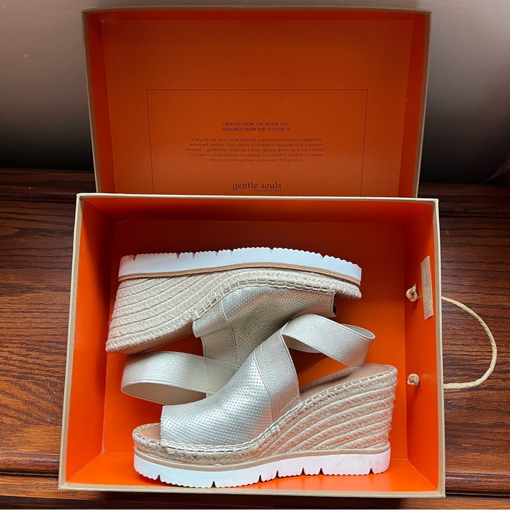 Gentle Souls by Kenneth Cole Espadrille Wedges size 7.5 NWOT in metallic leather